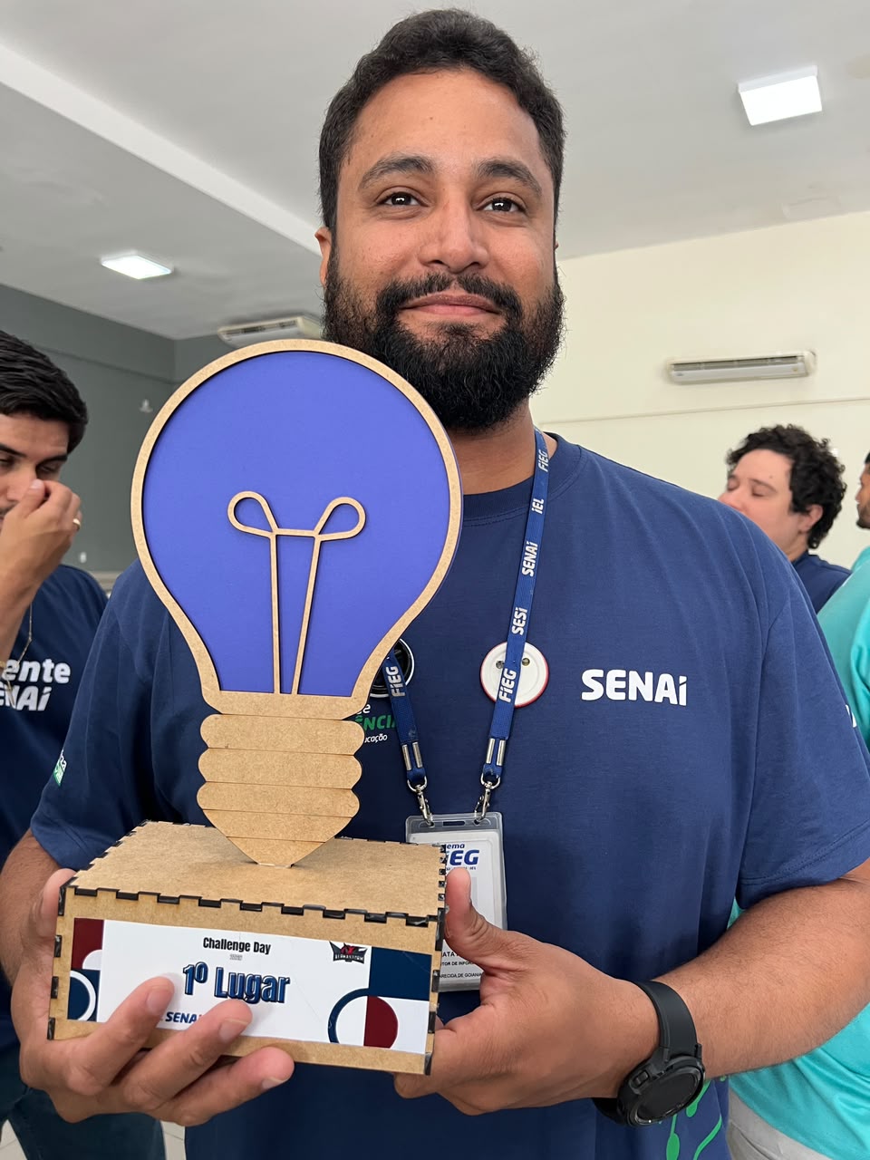Huiatã segurando o troféu de 1º lugar do Challenge Day SENAI