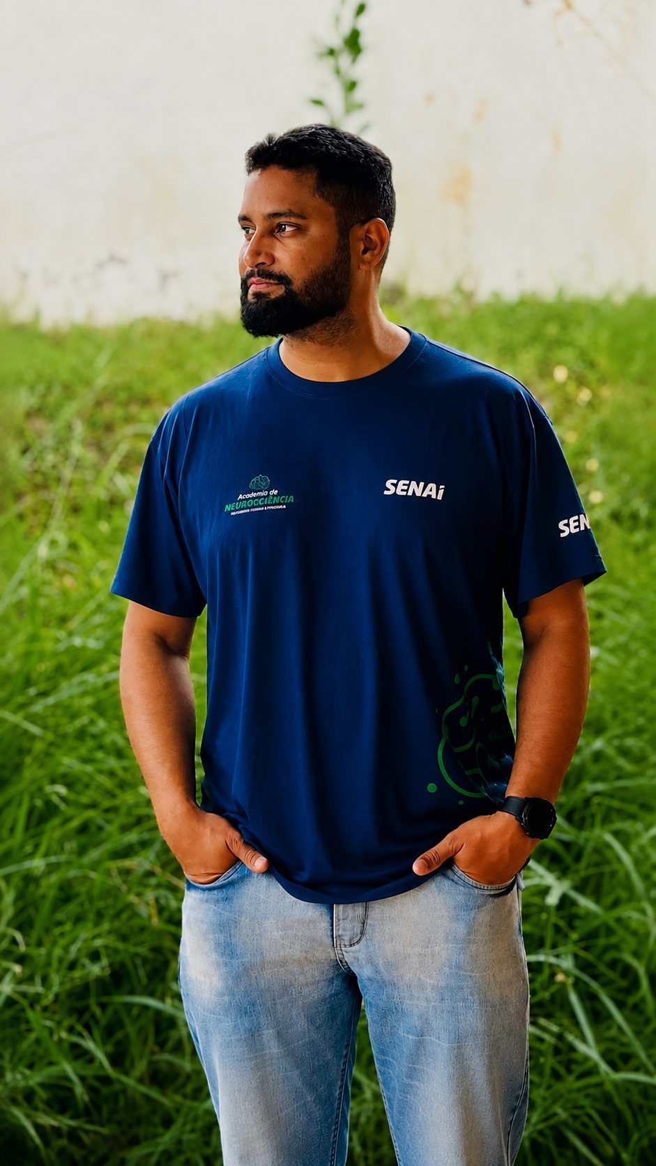 Huiatã Ribeiro com camiseta da Academia de Neurodocência do SENAI